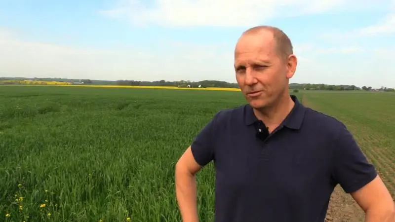 Den økologiske landmand Niels Kjær Tvedegaard, nord for Randers, er selv afhængig af at få tilført gylle fra konventionel husdyrproduktion. En fremtid helt uden konventionel gylle er i teorien mulig, mener han, men det vil have betydning for pris og udbytter. Og så vil der stadig være et problem med hensyn til fosfor og kali.