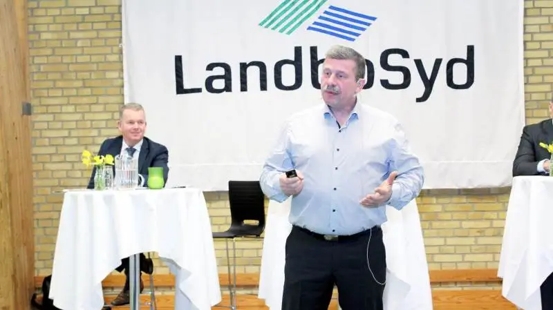Bestyrelsen har, i forbindelse med fyringen af de to direktører, peget på Mogens Dall som arbejdende bestyrelsesformand i en periode frem til, at en ny direktør kan udpeges. Hér fotograferet i forbindelse med LandboSyd´s generalforsamling i marts på Gråsten Landbrugsskole, hvor daværende adm. direktør Anders Andersen ses i baggrunden. Arkivfoto: John Ankersen