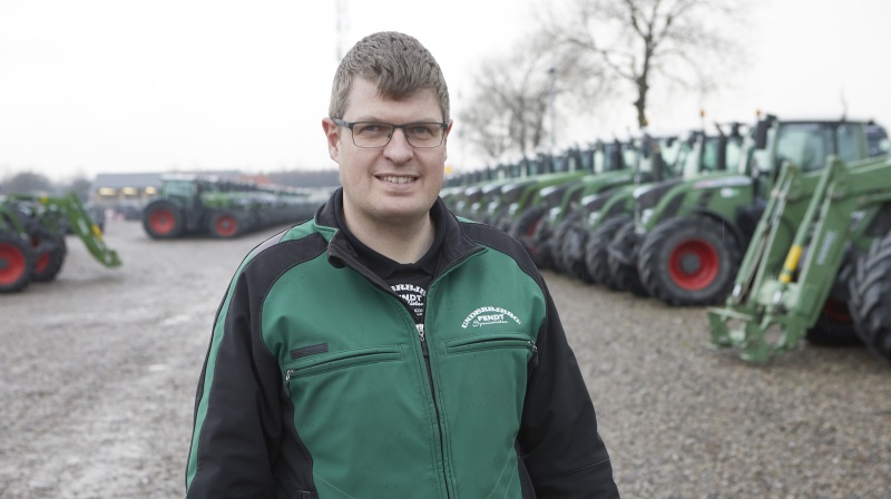 Flemming Underbjerg både indkøber og sælger årligt omkring 300 nyere og brugte Fendt-traktorer. Godt halvdelen afsættes til danske landmænd og entreprenører, mens de resterende sælges gennem virksomhedens store netværk i hele Europa. Fotos: Erik Hansen