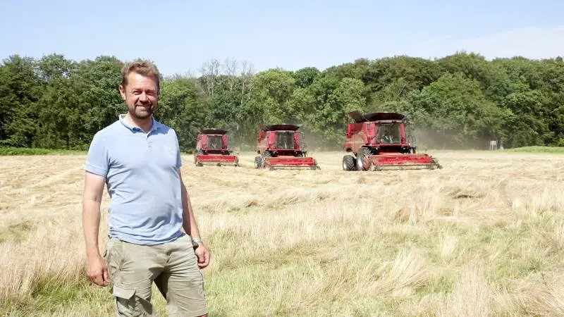 Den ene af ejerne af Guldborgssund Agro I/S, Henrik Vilhelmsdal, glæder sig over de tre nye Case IH Axial-Flow 9250 og udsigten til en god høst af bakkesvingel. Foto: Case IH.