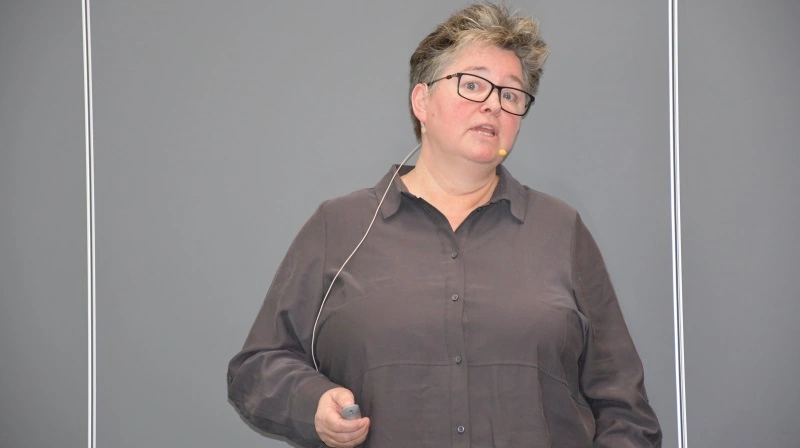 - Kom en kasket på en af medarbejderne, så vi ved, hvem det er der er tovholder for vaccinationsopgaverne, og får gjort de mange ting rigtigt, lød opfordringen fra dyrlæge Helle D. Kjærsgaard fra ChemVet, da Velas holdt fyraftensmøde for soholdere. Foto: Camilla Bønløkke