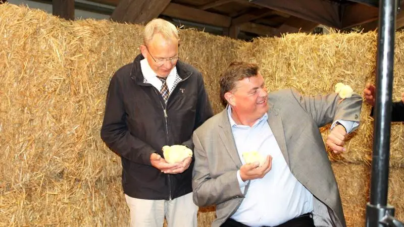 Der var tid til uformel sjov ved ministerbesøget på landsskuet. Her var det en fotosession, hvor formand for Landbrug & Fødevarer, Martin Merrild, og Mogens Jensen, forsøgte at holde styr på kyllingerne.