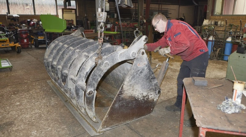 - Der er helt sikkert behov for sådan nogle Georg Gearløs som os, som både kan reparere og producere efter kundeønsker, understreger indehaver Allan Jensen, Sønderup Smede- og Maskinforretning. Fotos: Erik Hansen
