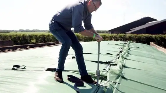 Silage Safe er navnet på et nyt system til afdækning af ensilagestakkene, der går udenom dæksider.