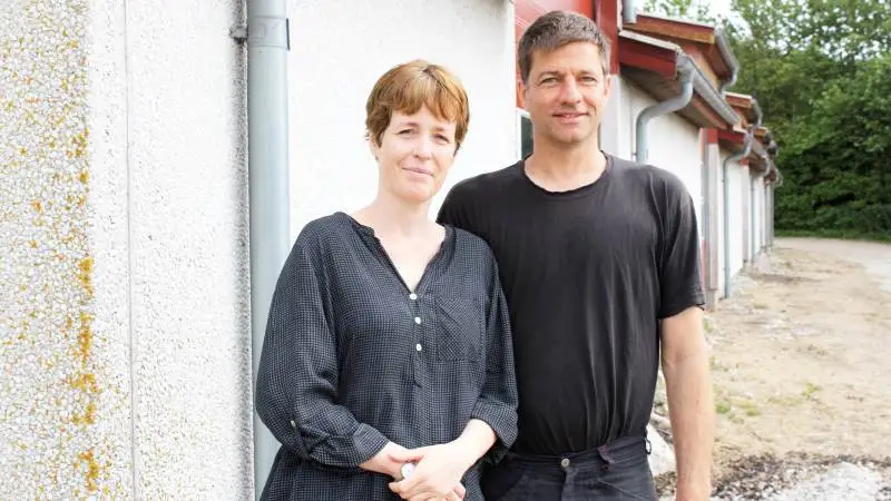 Dorte og Erling Kristensen har nedlagt deres svineproduktion, men det betyder ikke, at de stopper med at udvikle deres landbrugsvirksomhed. De har ændret virksomhedens strategi, og nu renoverer de blandt andet samtlige bygninger i virksomheden med henblik på udlejning. Foto: Djursland Landboforening