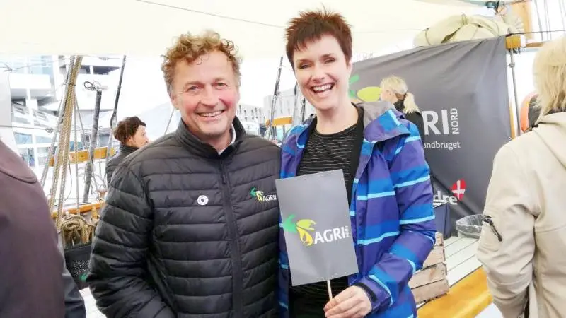 Et af formålene med deltagelsen ved Tall Ships Races var også at gøre politikerne opmærksomme på fødevareerhvervet. Her er det formand for Agri Nord, Carl Christian Pedersen, og nyvalgt folketingsmedlem Anne Honoré Østergaard (V), der fik sig en snak.