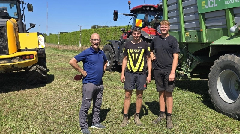 Miklas Bak (th) fra Aars og Emil Vejnø fra nær Hobro arbejder i øjeblikket på maskinstation i New Zealand. I denne uge har Effektivt Landbrugs udsendte (tv) været "ekstra" medarbejder for en dag sammen med dem på JCL Contracting.
