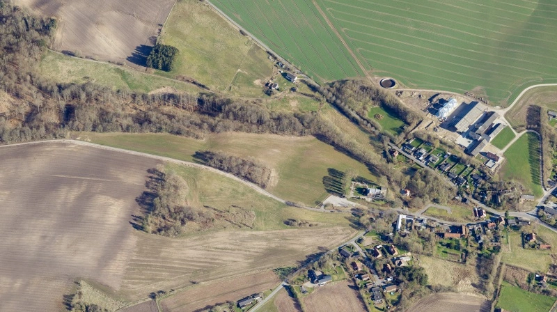 Den næsten 600 hektar store plantebedrift Kildemark består af syv ejendomme og rummer både dyrket agerjord, naturarealer og mindre skovpartier. Foto: Skråfoto/Klimadatastyrelsen