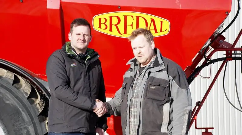 Poul Christensen og Martin Geiser fra TBS Maskinpower har handlet redskaber flere gange. Her foran en ny Bredal spreder.