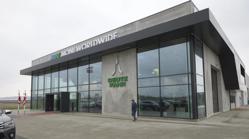 Moni Worldwide's 3.000 kvadratmeter nye domicil med showroom, administration, kursusfaciliteter og lager har en markant beliggenhed lige ud til motorvejen ved Middelfart. Fotos: Erik Hansen