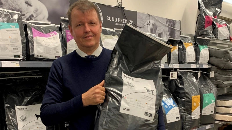 Erik Dalsro Jørgensen, kædedirektør i Land & Fritid, oplyser, at medlemmerne i kundeklubben blandt andet tilbydes en populær foderordning på udvalgte hunde- og kattefoder, hvor hver 10. sæk er gratis i de fysiske butikker. Foto: Jesper Hallgren