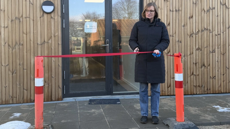 Forstander Lotte Bidstrup Ipsen klipper snoren til indvielse af den nye bæredygtige elevfløj. Pressefotos