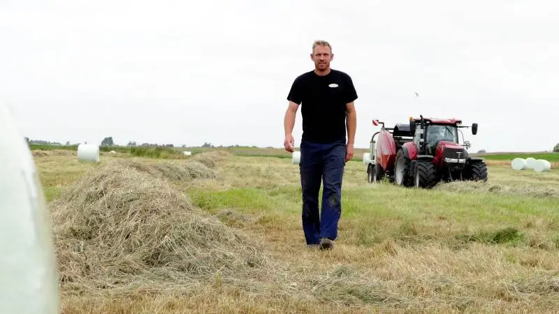 Det er faktisk lige til og slet ikke så kompliceret! Ved at bjærge hø på de varige og ofte oversvømmede og §3-beskyttede engarealer kunne man både opnå en højværdiproduktion, bidrage til kulstoflagring og spare samfundet for at skulle kompensere en del landmænd for at afgive deres lavbundsjorde. Foto: Bøje Østerlund