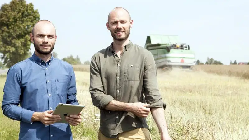 Med appen FarmBackup Task kan landmanden nu få vished om, at de gældende overenskomstregler følges, fortæller de to stiftere af appen, Anders Knudsen (tv) og Søren Knudsen (th). Det eneste brugeren skal gøre, er at skrive arbejdstiden ind for hver dag.
