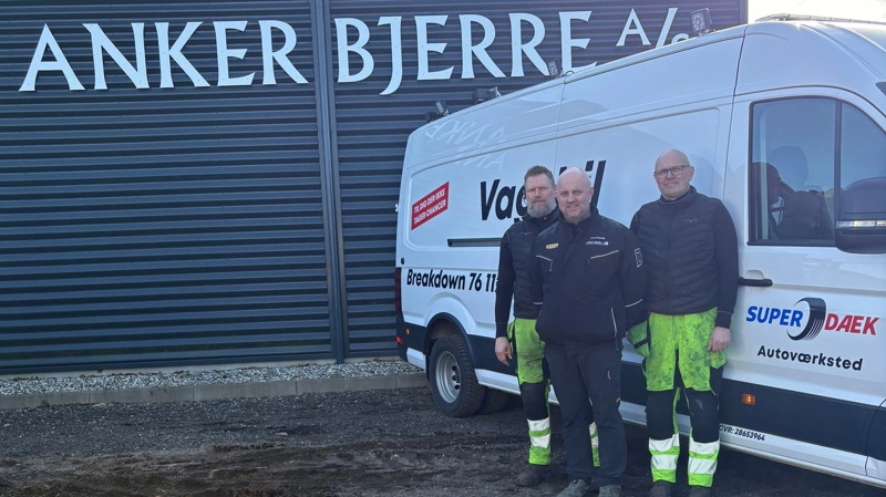 Anker Bjerre A/S og Super Dæk Service har indgået et samarbejde til gavn for landmænd, maskinstationer og entreprenører. Fra venstre er det Torkild Toftdal, Super Dæk Service-montør, Søren Romby, Anker Bjerre, og Lars Barfoed, Super Dæk Service-montør. Foto: Anker Bjerre