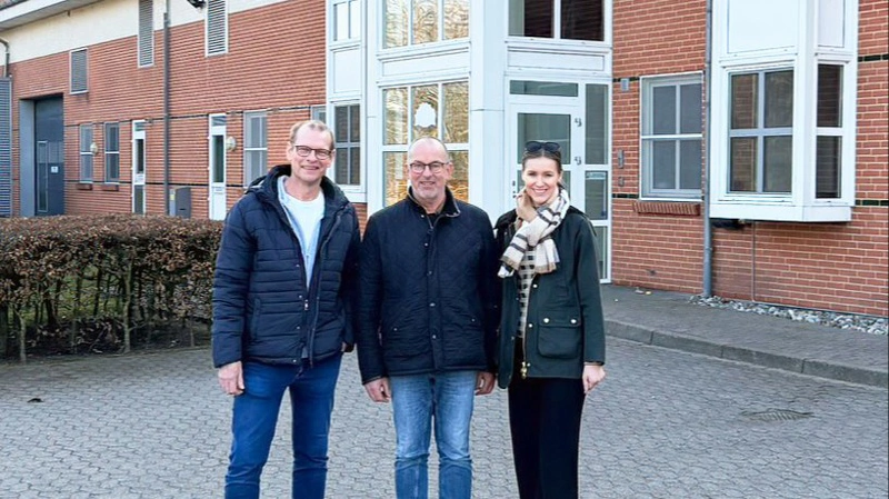 Fra venstre: Torben Tyndkjær-Thomsen, Food & Process Developer, Jens Legarth, adm. direktør i Ferm Food, og Rikke Matthiesen, teknologichef i Ferm Food, foran Ferm Foods nye produktionsfaciliteter i Skovlund. Foto: Ferm Food