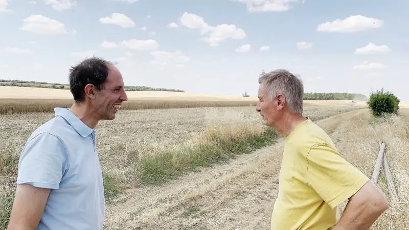 Ifølge landmand Matthieu Jeanneau (tv) og hans kollega Jean Luc Joffre er klimaforandringer et samtaleemne blandt egnens midtfranske landmænd denne tørre og varme sommer. Fotos: Jacob Lund-Larsen