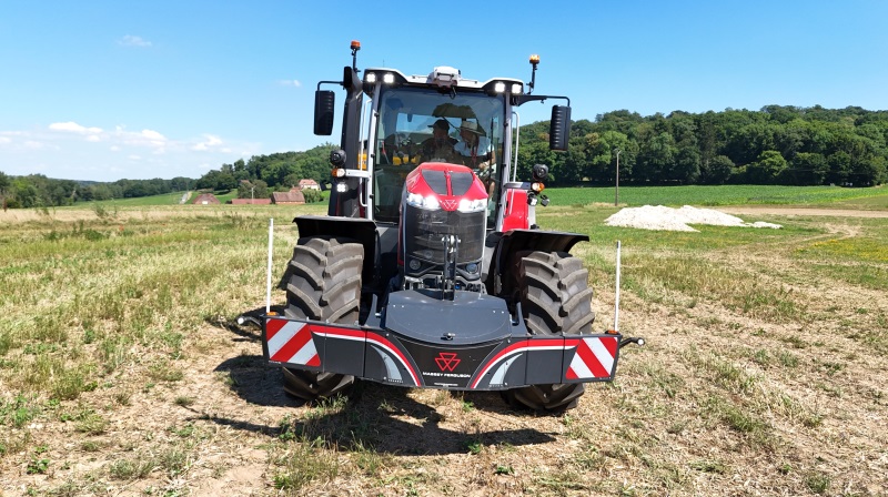 MF 8S Xtra-serien består af seks modeller fra 205 til 305 hk. Ifølge DLG PowerMix-testen leverer modellen MF 8S.265 Xtra et af de laveste brændstofforbrug i sin effektklasse – både i markarbejde og ved transport. Foto: Per Jørgensen