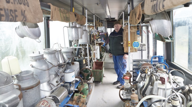 I denne bus har Otto Egelund Jensen ved sin skovejendom indrettet landets eneste museum for malkemaskiner. På hattehylderne er der blevet plads til en samling af sække. Arkivfoto: Erik Hansen
