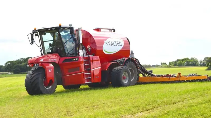 Når gyllesæsonen rammer landet, kan man opleve den femhjulede Vervaet Hydro Trike XL, der kører demotur for Valtecs kunder.
