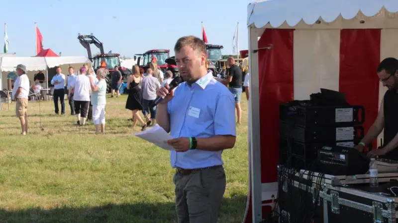 Formanden for Sydvestjysk Landboforening, der arrangerer skuet, Niels Laursen, kom i sin åbningstale ind på den optimisme, som han oplever i landbruget for tiden. Foto: John Ankersen