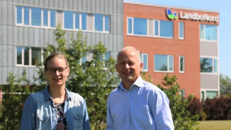 - En foderhandel bør ikke være en lotteriseddel, hvor du ender med at tage en hurtig beslutning baseret på et godt tilbud – eller en handel baseret på hvem du plejer at handle med, siger svinerådgiver i LandboNords SvineRådgivning, Caroline Kold Simonsen, som sammen med fagchef for foder, Peter Jakobsen, følger udviklingen og sender foderhandler i licitation for landmænd, der vil sikre sig den bedste handel.