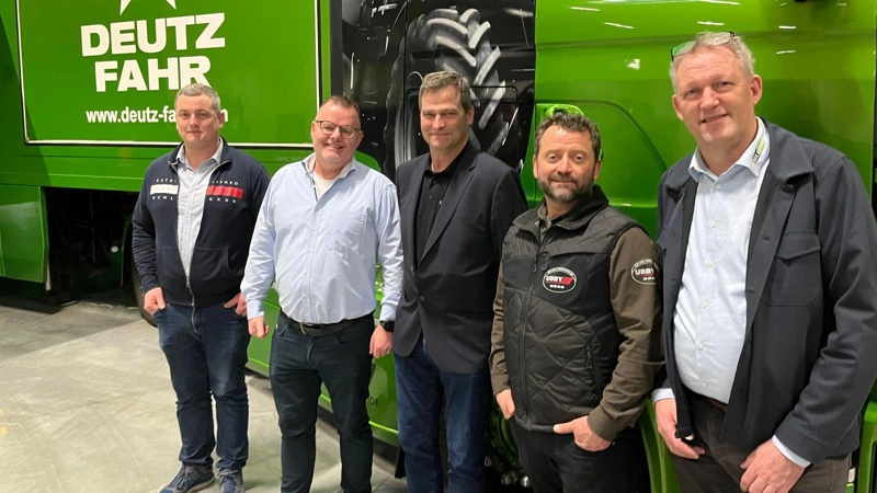 Fra venstre: Holger Olesen, ejer af HPO Maskiner, Svend Aage Jensen, medejer af Brørup Traktor- & Maskincenter, Claus Holm, freelancesælger, Sune Kantsø Olesen, medejer af Ubby Auto- & Maskincenter, samt Steen Olesen, medejer af Brørup Traktor- & Maskincenter. Pressefoto