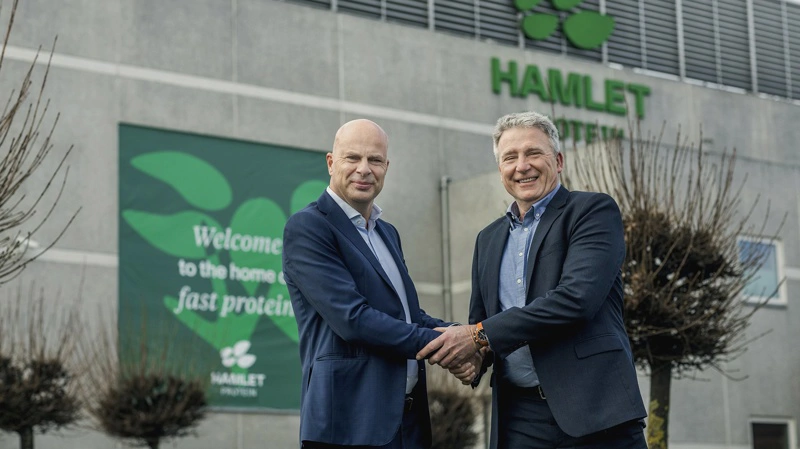 Specialfoderproducenten Hamlet Protein har fået hollandske ejere, da Royal Agrifirm Group har købt producenten af den svenske kapitalfond Altor. På billedet ses Erik Visser, adm. direktør i Hamlet Protein, sammen med Bas Van Driel, Group Director Specialties i Royal Agrifirm Group. Fotos: Hamlet Protein