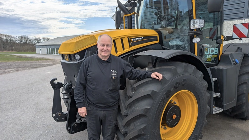 - Salget af JCB-traktorerne, teleskoplæssere, minilæssere og gummigeder er gået godt, og med Brøns-overtagelsen af JCB-industrimaskinerne har vi fået endnu et ben at stå på, siger Michael Jensen. Fotos: Erik Hansen
