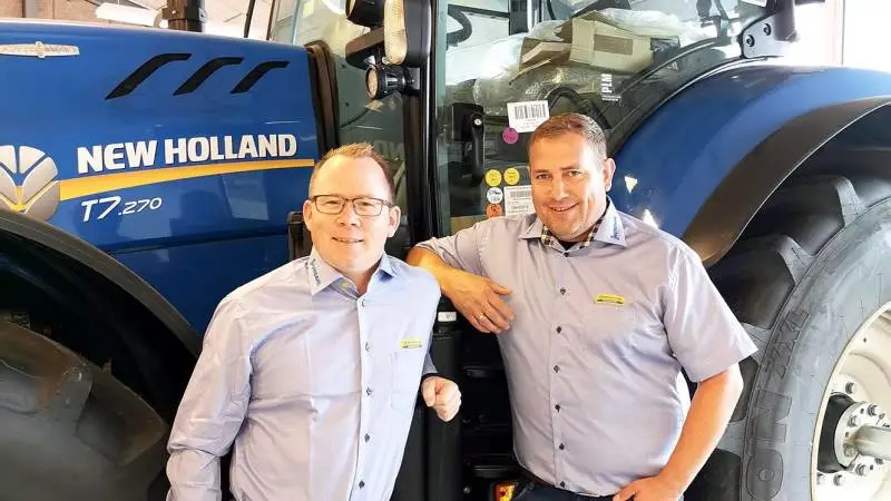 Jørgen Kragh, (tv), og ejer Søren Kristensen er det nye makkerpar i salgsafdelingen hos Traktorgården Give.