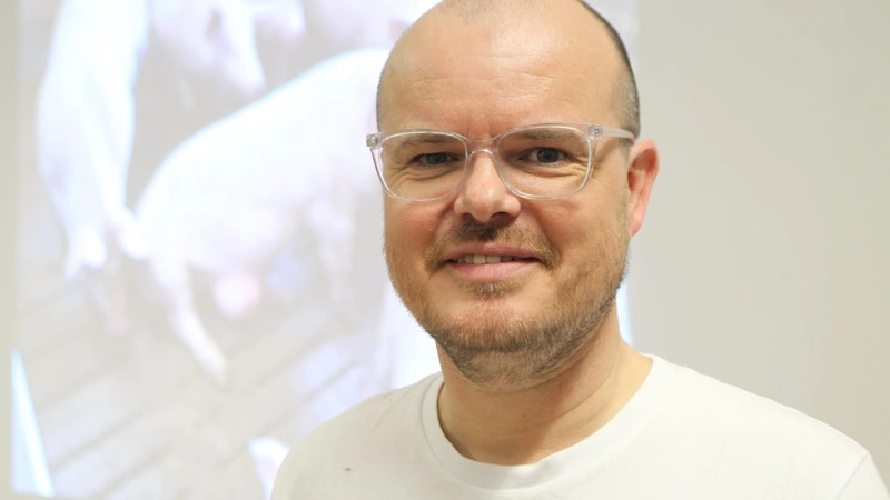 Veganeren Stefan Leander stod torsdag aften frem og fortalte om sit arbejde med at søge aktindsigt i Fødevarestyrelsens kontrolrapporter. Rapporter, der blev grundlaget for TV 2's første dokumentar »Hvem passer på grisene«. Fotos: Anne Wolfenberg
