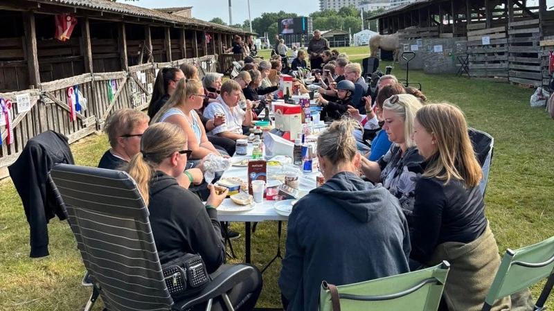 Stemningen er i top, når udstillerne af shetlandsponyer mødes til fælles morgenmad søndag i dyrskueweekenden. Her et billede af det hyggelige morgenbord fra 2025. Foto: Charlotte Nielsen