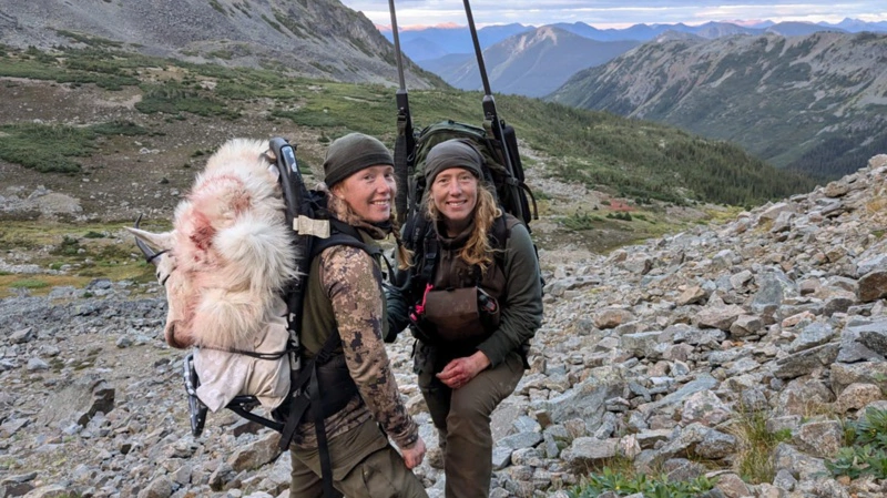 Rikke og Trine Wagner Jacobsen har stor erfaring fra jagt flere forskellige steder på jordkloden. Billedet her stammer fra et besøg i Canada, hvor tvillingerne jagtede vilde bjerggeder - med succes. Foto: DR / Privat