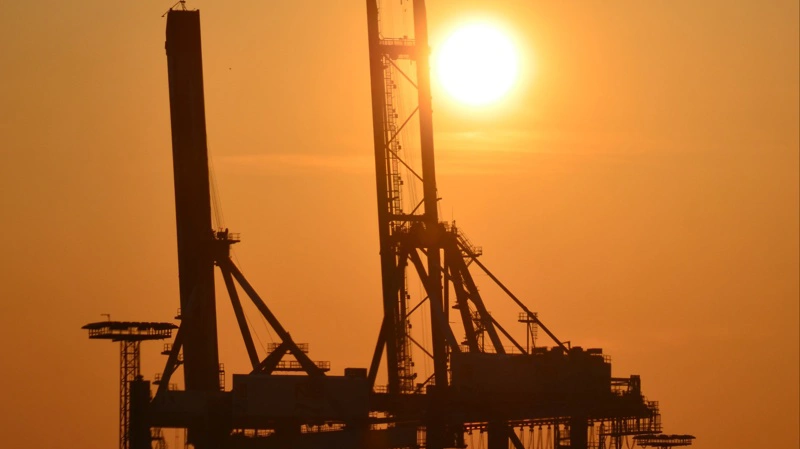 Hormuz er stadig lukket – verdens oliepris holdes oppe af vedvarende forsyningskrise.