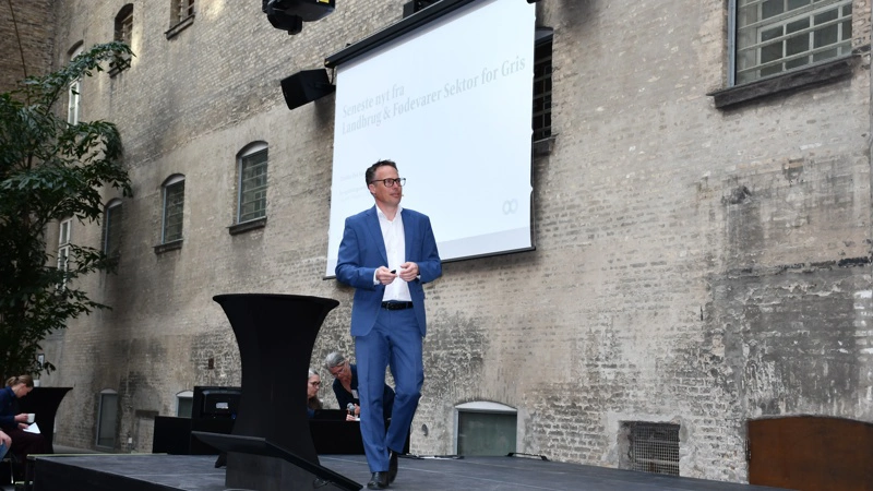 - Med det job jeg har, synes jeg, at det er meget passende, at vi i år holder arrangementet i et gammelt fængsel, lød det indledningsvist fra sektordirektør Christian Fink Hansen, da han gik på scenen med den politiske status på årets So- og Fodringsseminar. Fotos: Camilla Bønløkke