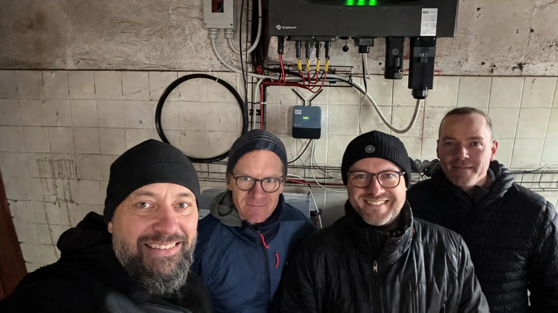 Fra venstre: Kim Schildt fra Co2Pro, Malte Philipp Gerke, Bo Lønborg Müller, Thomas Dam fra Solplanet, i baggrunden ses Solplanet AI-hub. Pressefoto