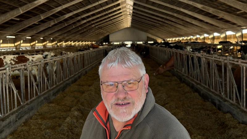 Kjartan Poulsen får mere tid til sine tre børnebørn, nu hvor han og hustruen Ulla har afhændet kvægbesætningen i det vestjyske. Ægteparret bliver dog boende på matriklen. Fotos: Christian Ingemann