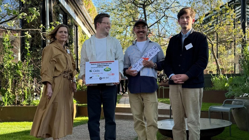 Endless Food Co. modtog innovationsprisen Den Skarpe Kniv ved Dansk Fødevare Forums årsmøde i Tivoli for deres arbejde med at upcycle restprodukter til nye fødevareingredienser. Fotos: Dansk Fødevare Forum