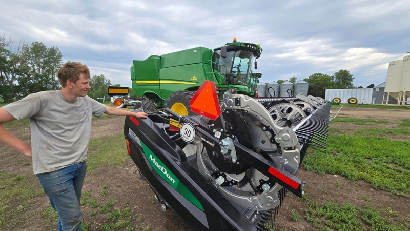 To fabriksnye John Deere-mejetærskere med 40-fods MacDon skæreborde - dem glæder Simon Bjerregaard sig til at komme i gang med at høste med. Fotos: Jørgen P. Jensen