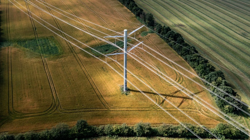 Energinet vil med den nye linjeføring placere store dele af den kommende 400 kV-forbindelse tættere på Sydmotorvejen for at skåne det åbne land på Sydsjælland for luftledninger og master. Foto: Energinet