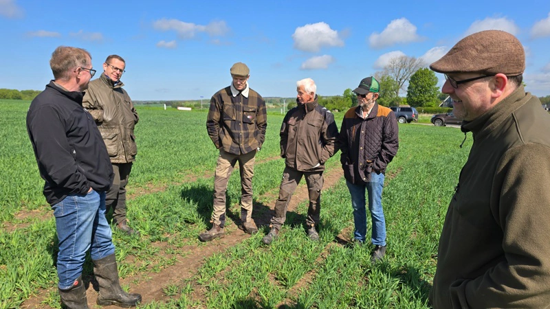 Joakim Bull (th) fra Bull Agri har skaffet såsæden sammen med KWS og Peter Kiær (i midten) lægger mark til denne udmærkede vinterhavre. Fotos: Jørgen P. Jensen