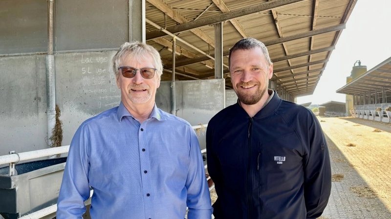Kenneth Krogh fra LVK Dyrlægerne ses til venstre. Rasmus Alstrup fra Danske Slagtekalveproducenter ses til højre. De ser frem til en dag med fokus på slagtekalven. Foto: LVK - Dyrlægerne