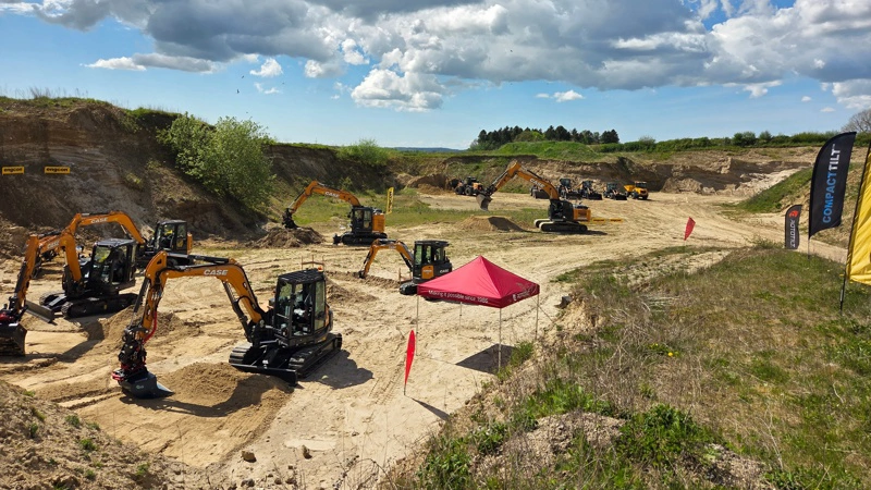 Espe Grusgrav ved Ringe dannede rammen om Åben Grusgrav, hvor Danish Agro Machinery Ringe sammen med en række leverandører viste entreprenørmaskiner frem og gav de besøgende mulighed for selv at prøve dem i grusgraven. Foto: Kristine Lund Walsh