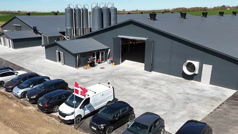 Griseproducent Ole Moesgaard Andersen har opført to kyllingehuse på godt 6.000 kvadratmeter i Midtjylland.