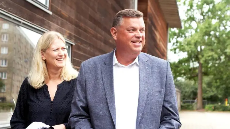 Fødevareminister Mogens Jensen (S) var i går tilbage efter ferien og deltog i et madskole-arrangement sammen med L&F-direktør, Anne Ahrnung. Foto: Lasse Ege Pedersen