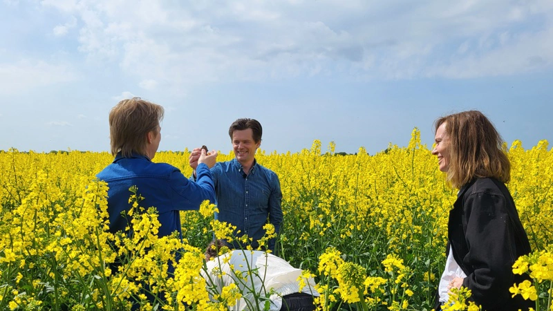 Hans Henrik Fredsted, her i marken sammen med komiker Brian Lykke og kommunikationschef hos Nestlé Anna Rise, lægger vægt på, at naturen arbejder for dig, når man giver den bedre vilkår. Fotos: Agrovi