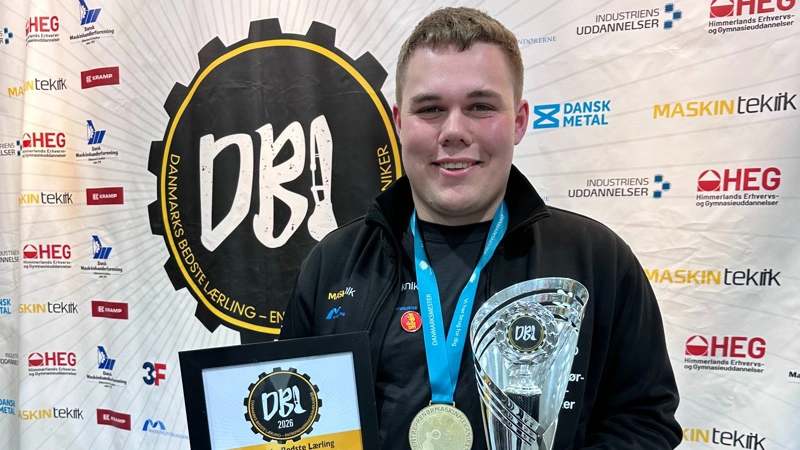 Nikolaj Nymark Pedersen med medalje og pokal efter sejren ved DM i Skills i Hjørring tidligere i år. Han skal nu repræsentere Danmark ved WorldSkills i Shanghai. Foto: Dansk Maskinhandlerforening