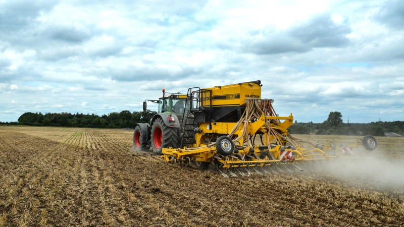 Ifølge Steen Olesen er Claydon-såmaskinen enkel, robust, driftssikker og meget alsidig. Den kan arbejde i alle jordbundstyper og så stort set alle afgrøder. Fotos: Ølgod Maskinforretning og Brørup Traktor- og Maskincenter