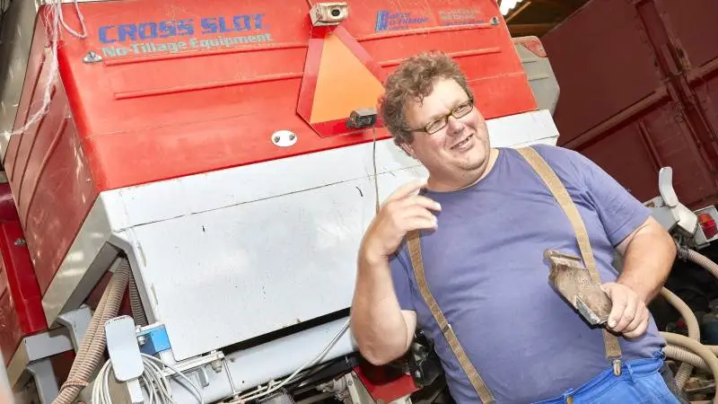 Ulrich Zink har i mange år sået direkte blandt andet med denne Cross Slot-såmaskine, som efter hans opfattelse har fornuftige driftsudgifter og laver et godt arbejde. Såenheder kan arbejde med et tryk på op til 500 kg.