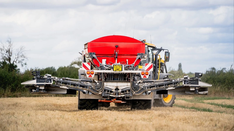 Med 6,1 meter mellem de to spredeskiver på AgriSpreads flagskib kan man opnå en spredebredde på op til 52 meter for handelsgødning og 30 meter for kalk. Fotos: AgriSpread